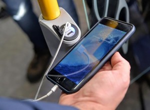 Ładowarki USB w komunikacji mogą być groźne. Czym jest juice jacking?