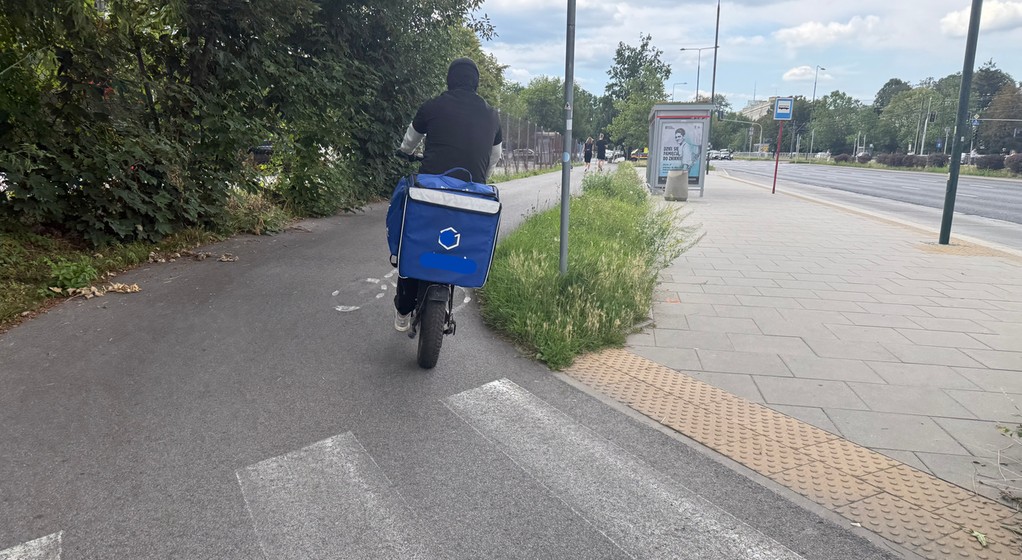 Nielegalny rower elektryczny – pojazd z manetką gazu