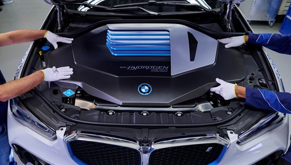 BMW zaczyna produkcję napędu przyszłości. SUV X5 z ogniwami paliwowymi