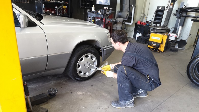 Źródłem wibracji odczuwalnych na kierownicy podczas szybkiej jazdy w zdecydowanej większości przypadków są koła