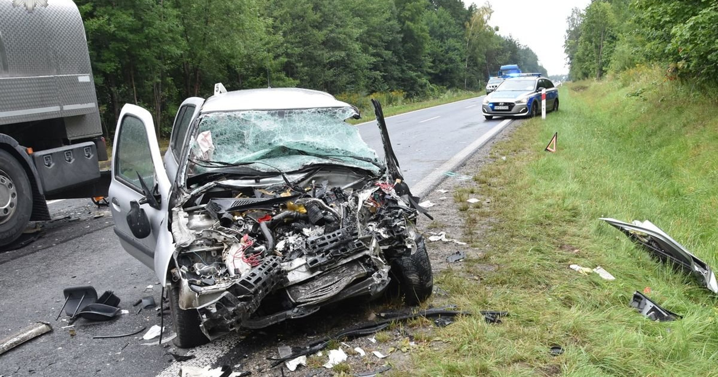 Kierowca Renault zderzył się czołowo z ciężarówką. Nie udało się go uratować