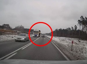 Kierowca BMW wyprzedzał bez opamiętania. "Przytulił się" do ciężarówki jak tylko mógł
