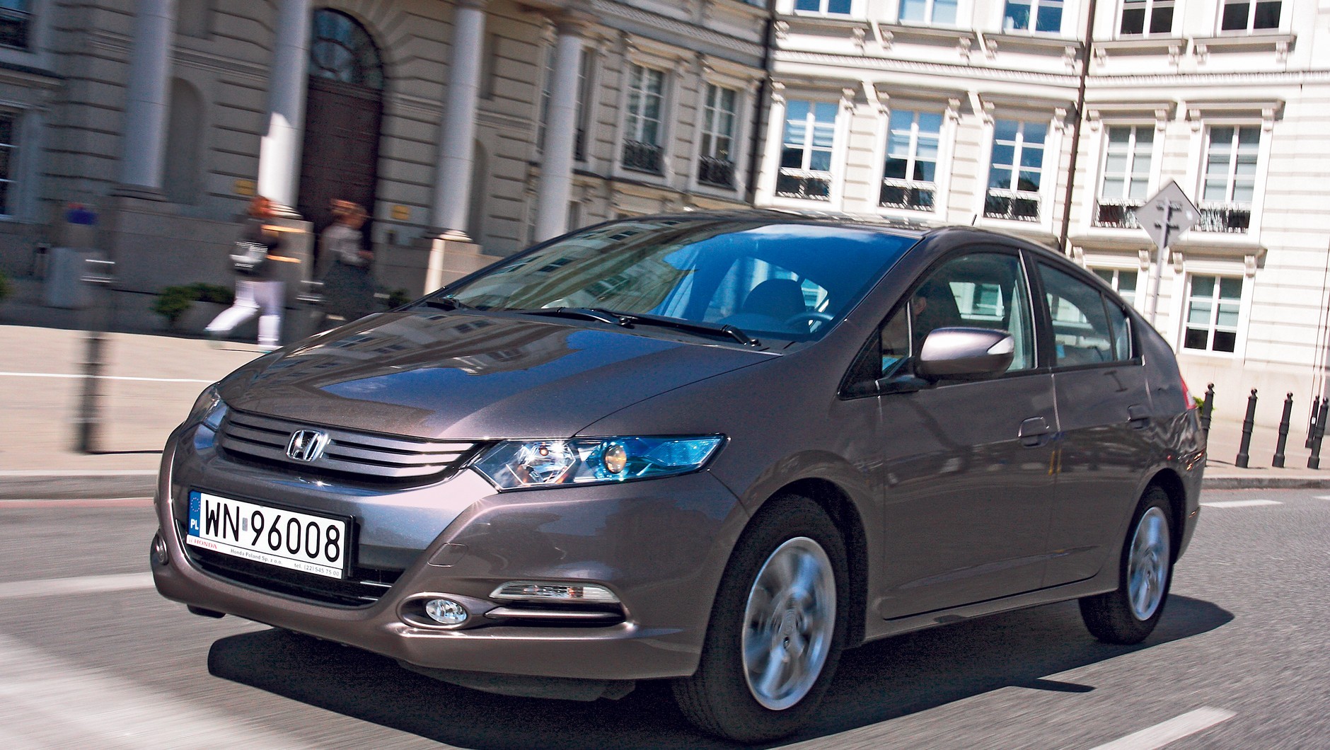 Z profilu Honda Insight wygląda bardzo podobnie do Toyotty Prius