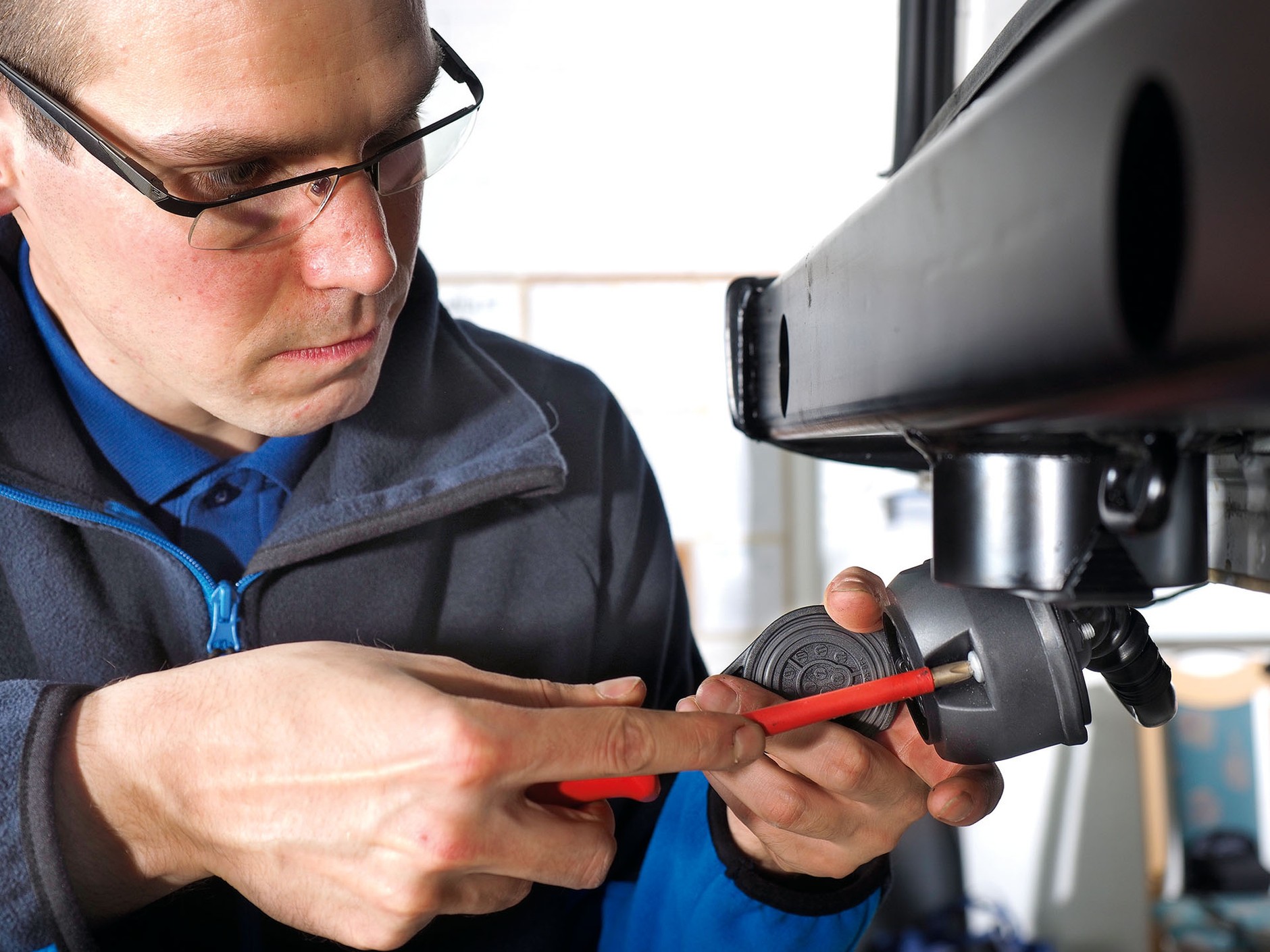 Montaż haka holowniczego krok po kroku