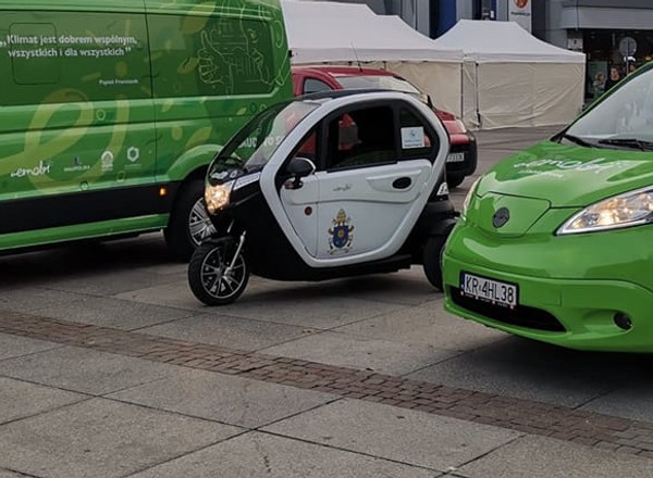 Emobilna pielgrzymka przekazała papieżowi elektryczny trójkołowiec