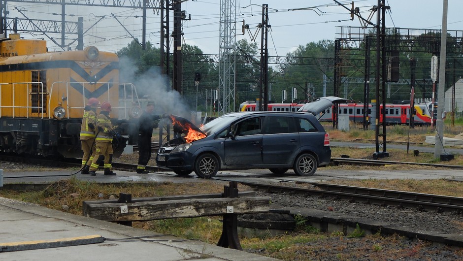 Pokaz PKP PLK – zapalił się samochód, który miał utknąć na przejeździe