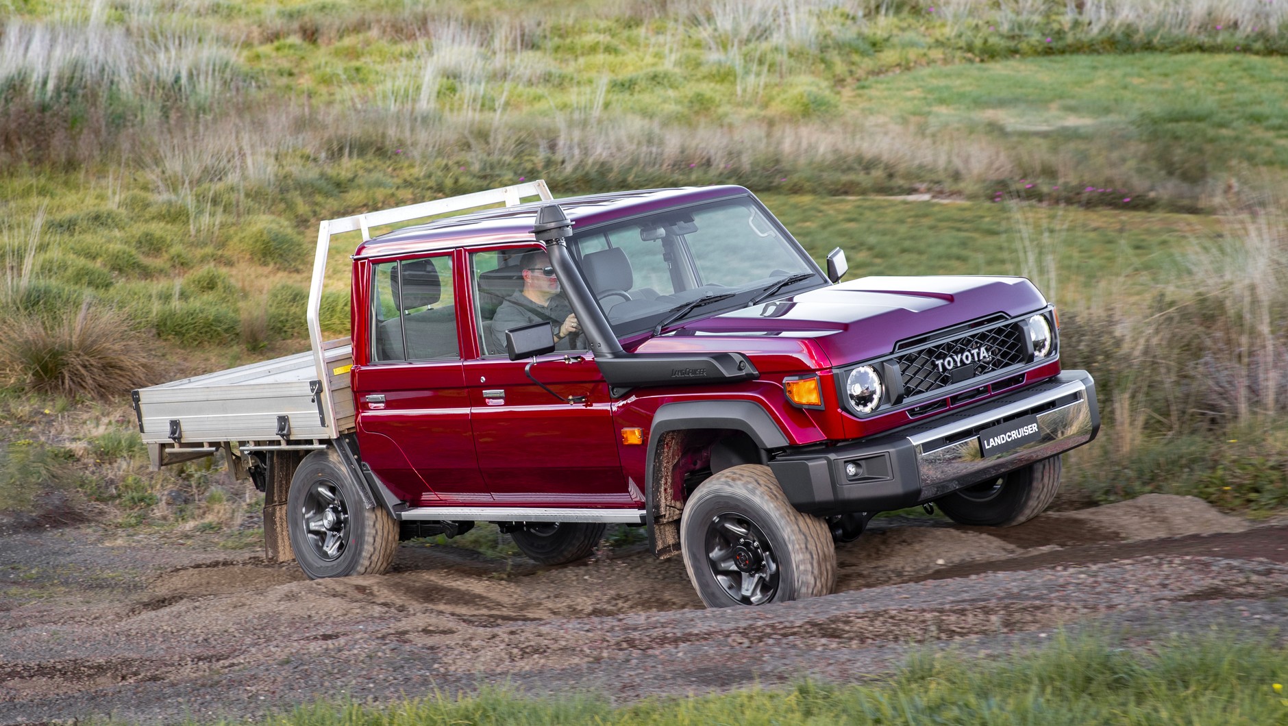 Może i nie wygląda nowocześnie, ale jego najważniejszą cechą jest to, że dojedzie wszędzie. Z silnikiem 1HZ Land Cruiser serii 70 jest dostępny tylko tam, gdzie nie ma norm emisji spalin