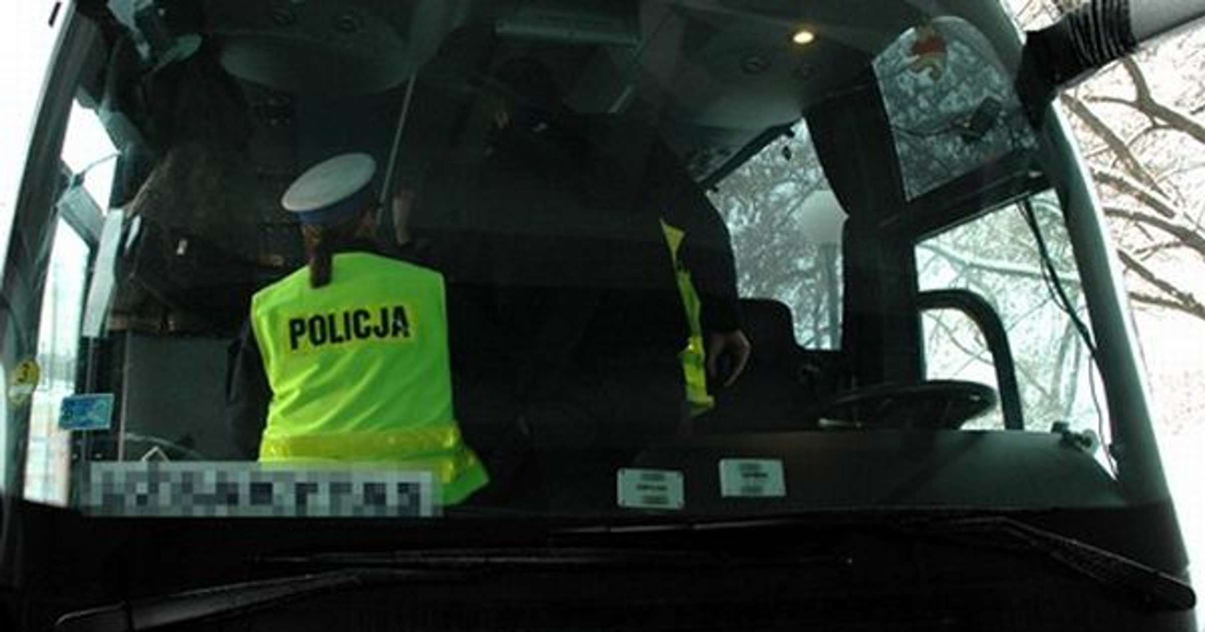 Policjant kontroluje autokar