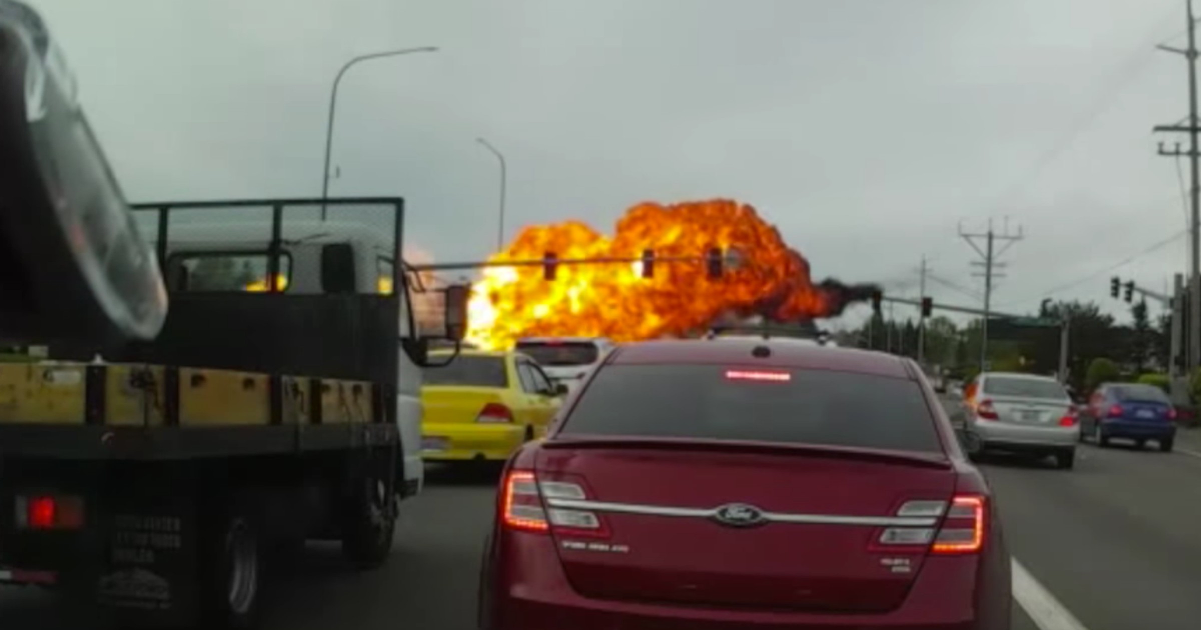 Scena jak z GTA - samolot rozbija się na skrzyżowaniu