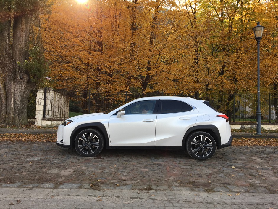 Lexus UX 200 – mało praktyczny, ale za to nieprzeciętnie ładny