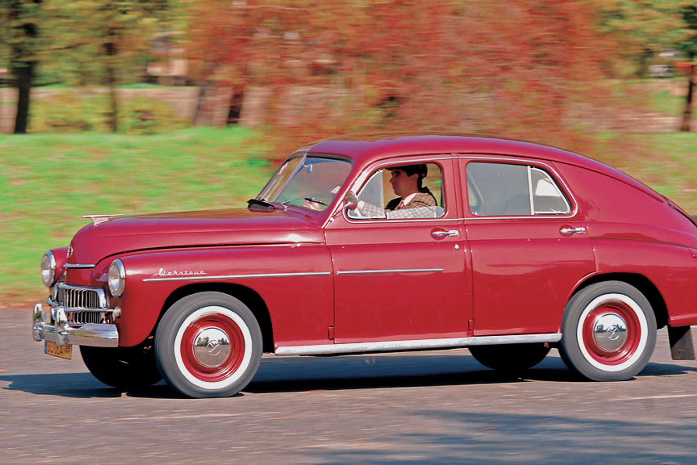 Ciężki jesienny quiz o autach PRL. Twoje szanse na 6/10 spadają jak liście