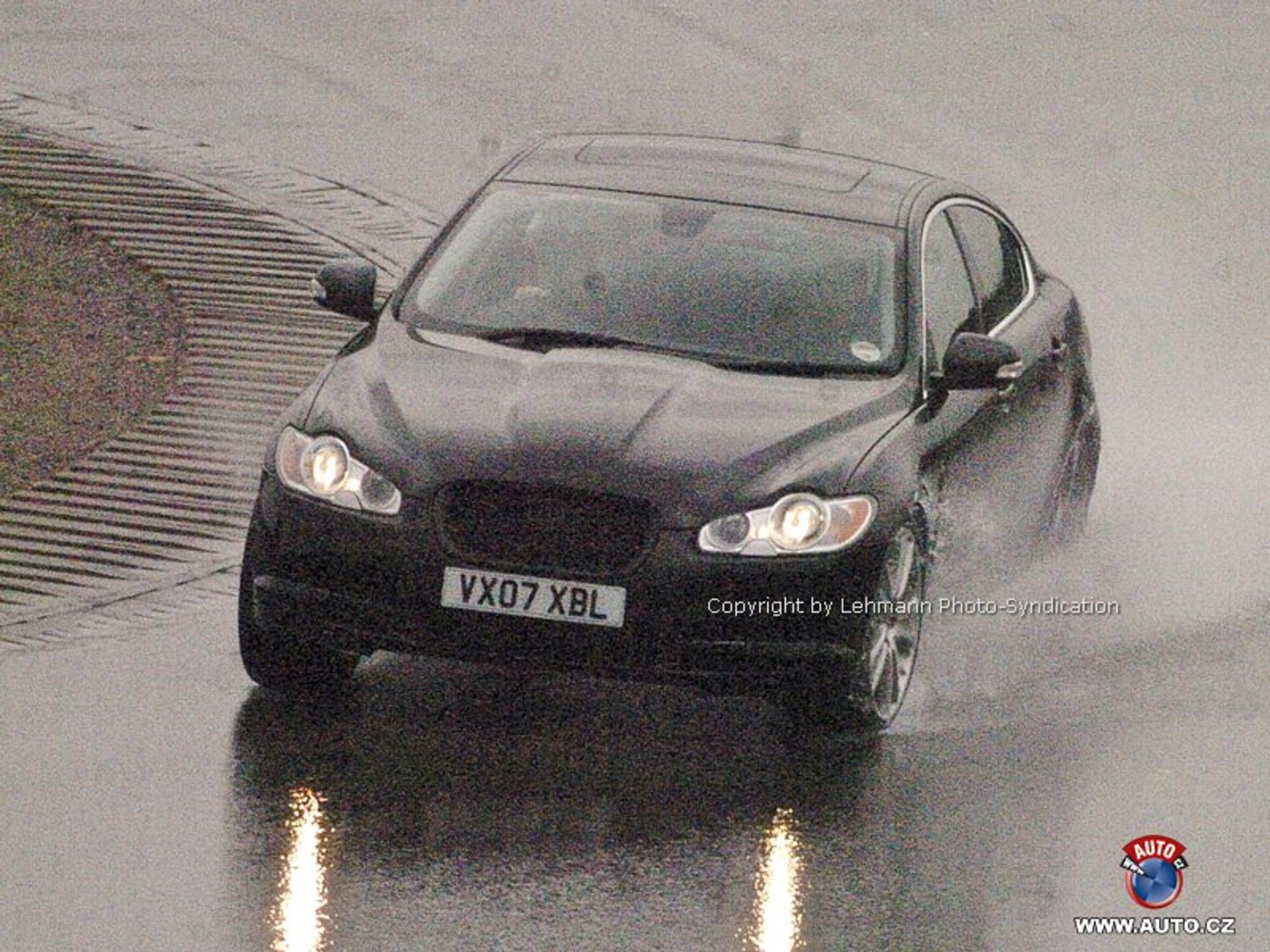 Zdjęcia szpiegowskie: Sportowy sedan Jaguar XF-R bez maskowania