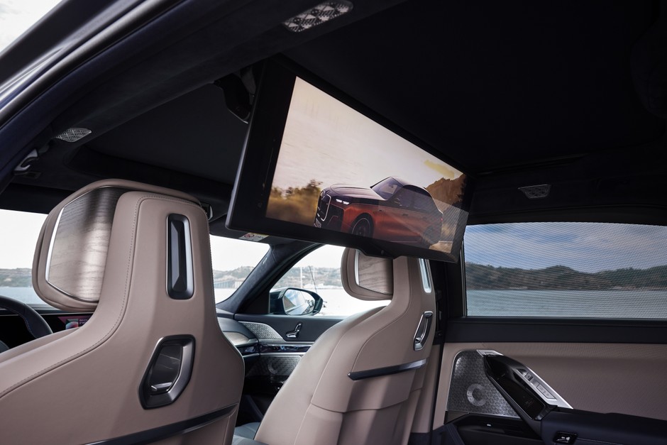 BMW i7 M70