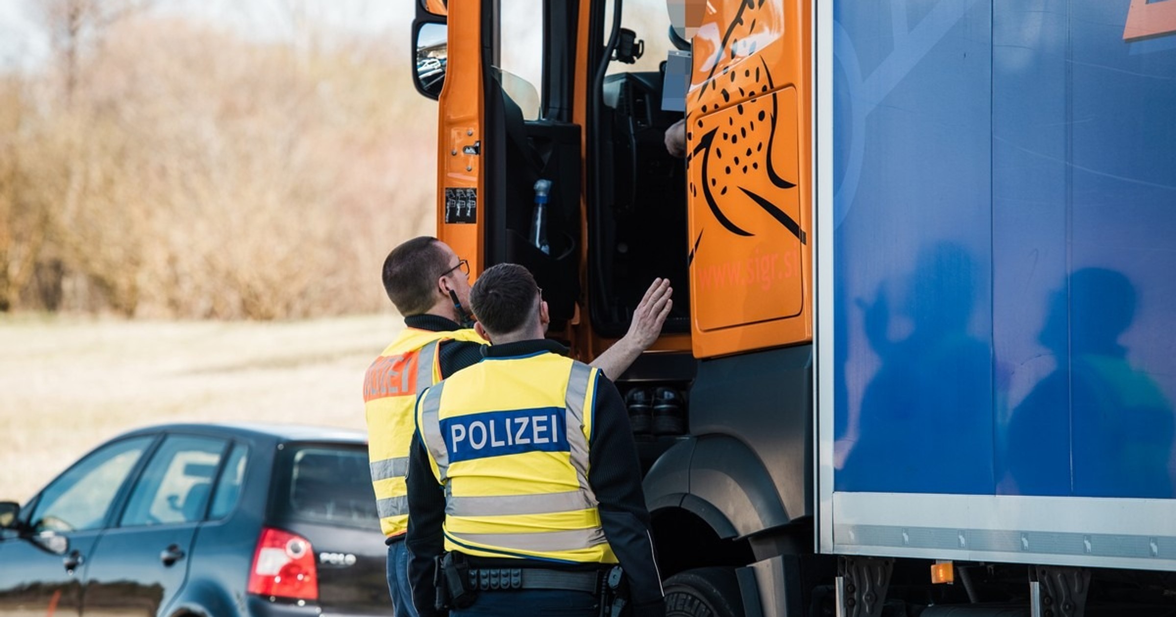 Kontrola ciężarówki przez niemiecką policję. Zdjęcie ilustracyjne