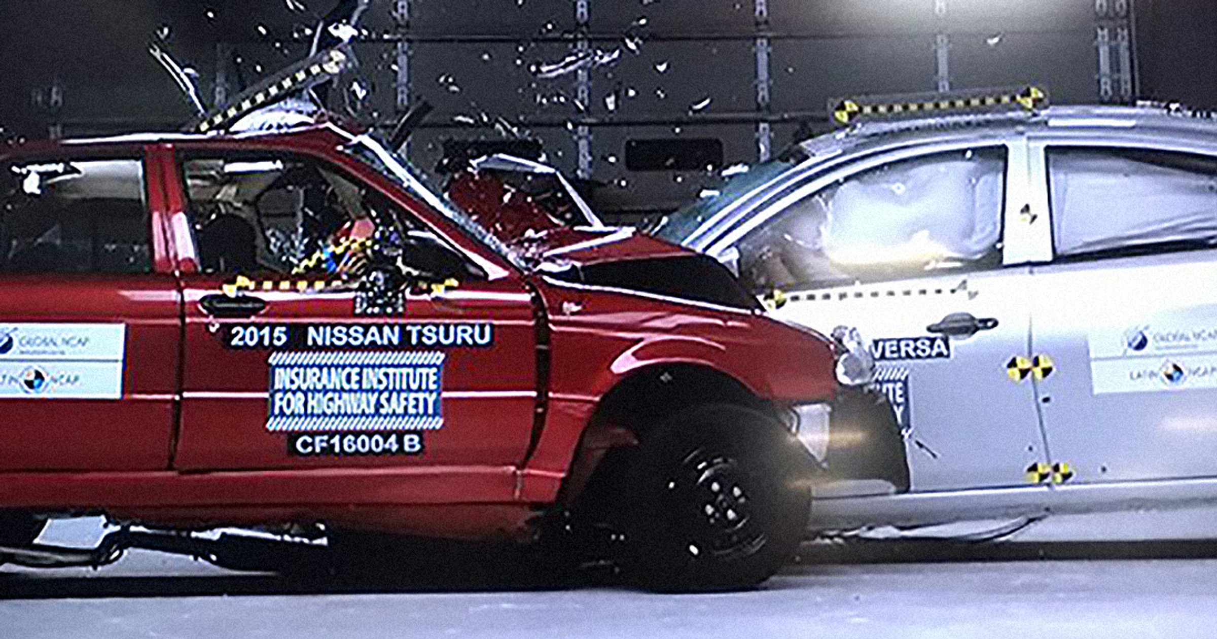 Nissan Tsuru i Nissan Versa - test zderzeniowy