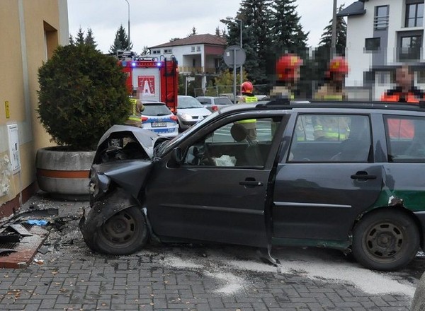 Stracił panowanie nad autem. Skończył w nietypowym miejscu