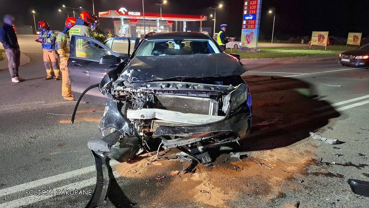 17-latek w mercedesie próbował wyprzedzać. Staranował volvo
