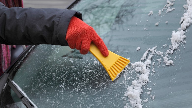Parkujesz na zewnątrz? Konieczne zrób te dwie rzeczy przed zimną nocą (zdjęcie ilustracyjne)