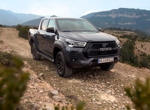 Toyoty Land Cruiser i Hilux będą mogły jeździć na syntetycznym paliwie z odpadów spożywczych