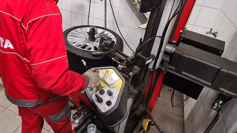 Pierwsze nadejście zimy. Wymiana opon na sezon zimowy