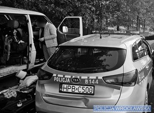 Zauważyli busa stojącego na skraju lasu. Auto skrywało niejedną tajemnicę