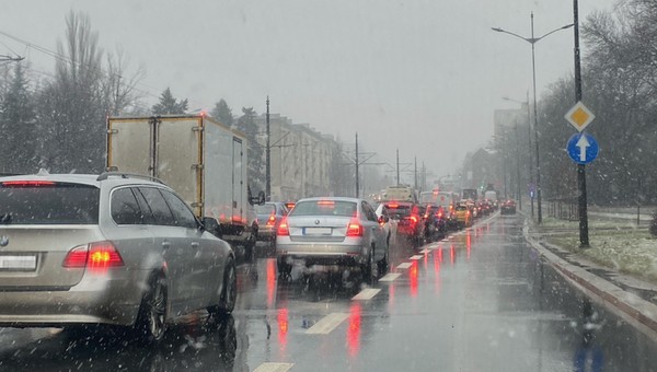 Uwaga kierowcy. IMGW ostrzega przed gołoledzią, silnym wiatrem i roztopami