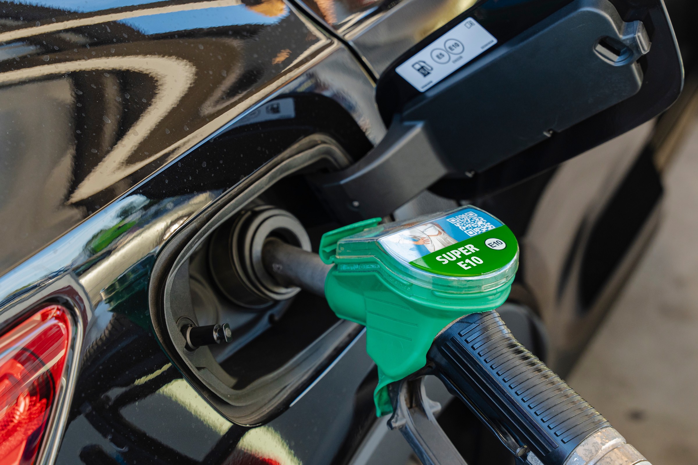 Zapytałem mechaników, czy benzyna E10 niszczy auta. "Do swojego bym jej nie nalał"