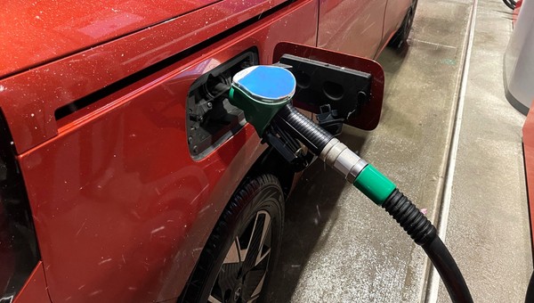 Tankowanie samochodu w zimie