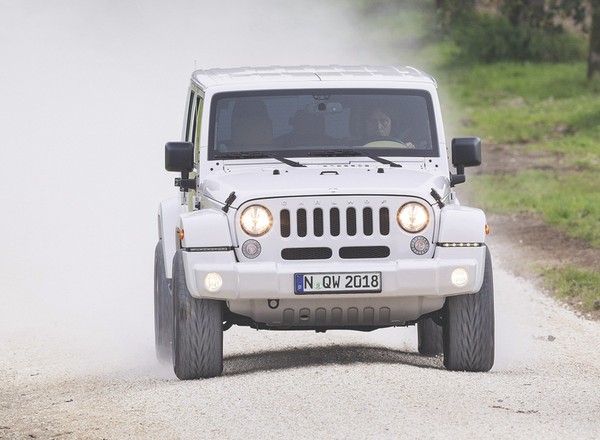 Jeep Wrangler kontra Land Rover Defender - słodki i kwaśny