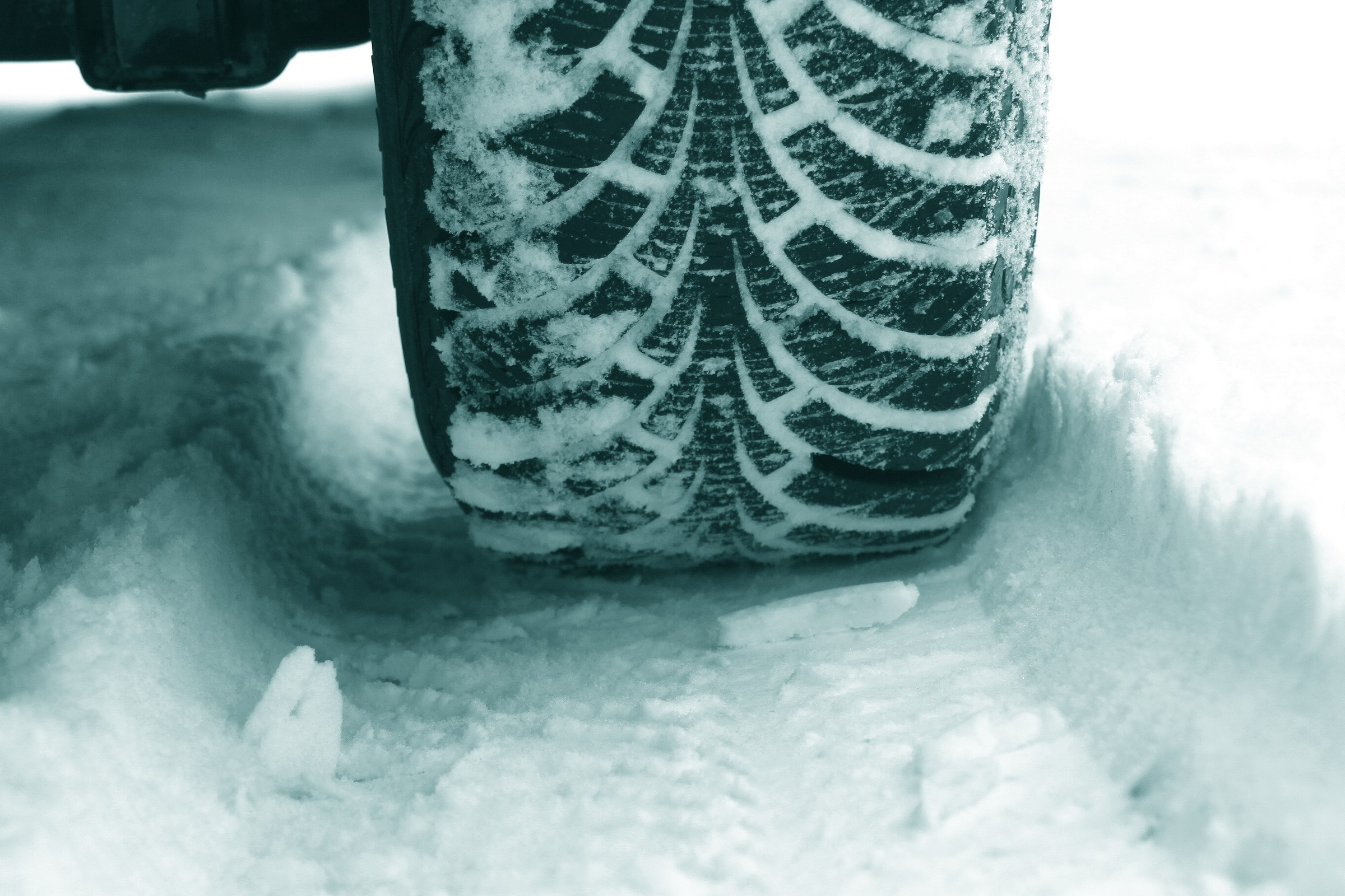 Jak długo wytrzymują opony zimowe: czy dlatego, iż są stare, ślizgasz się po śniegu?