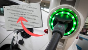 W bloku zawisła karteczka "zakaz parkowania elektryków". Ktoś zostawił dosadną odpowiedź