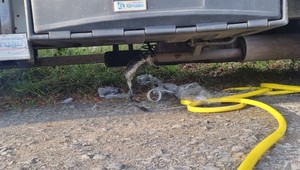Montował coś dziwnego do samochodu. Policja zjawiła się w samą porę