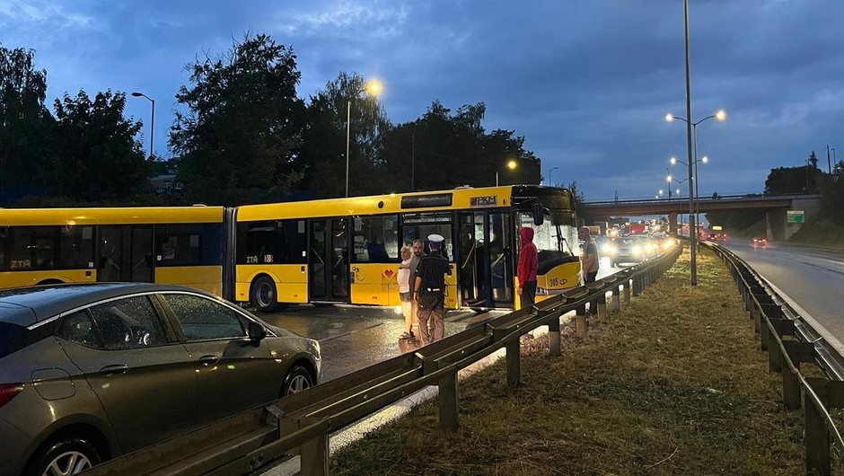 67-letni kierowca autobusu wjechał pod prąd i zablokował drogę