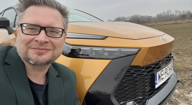 Pojeździłem aktualnym numerem 1 w Polsce. Toyota C-HR często mnie zaskakiwała. I raz przeraziła