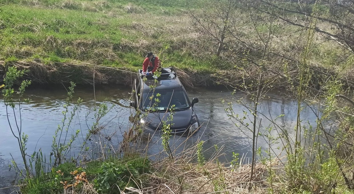 Jechał za szybko i wpadł do rzeki Raduni. Potem dryfował na dachu auta