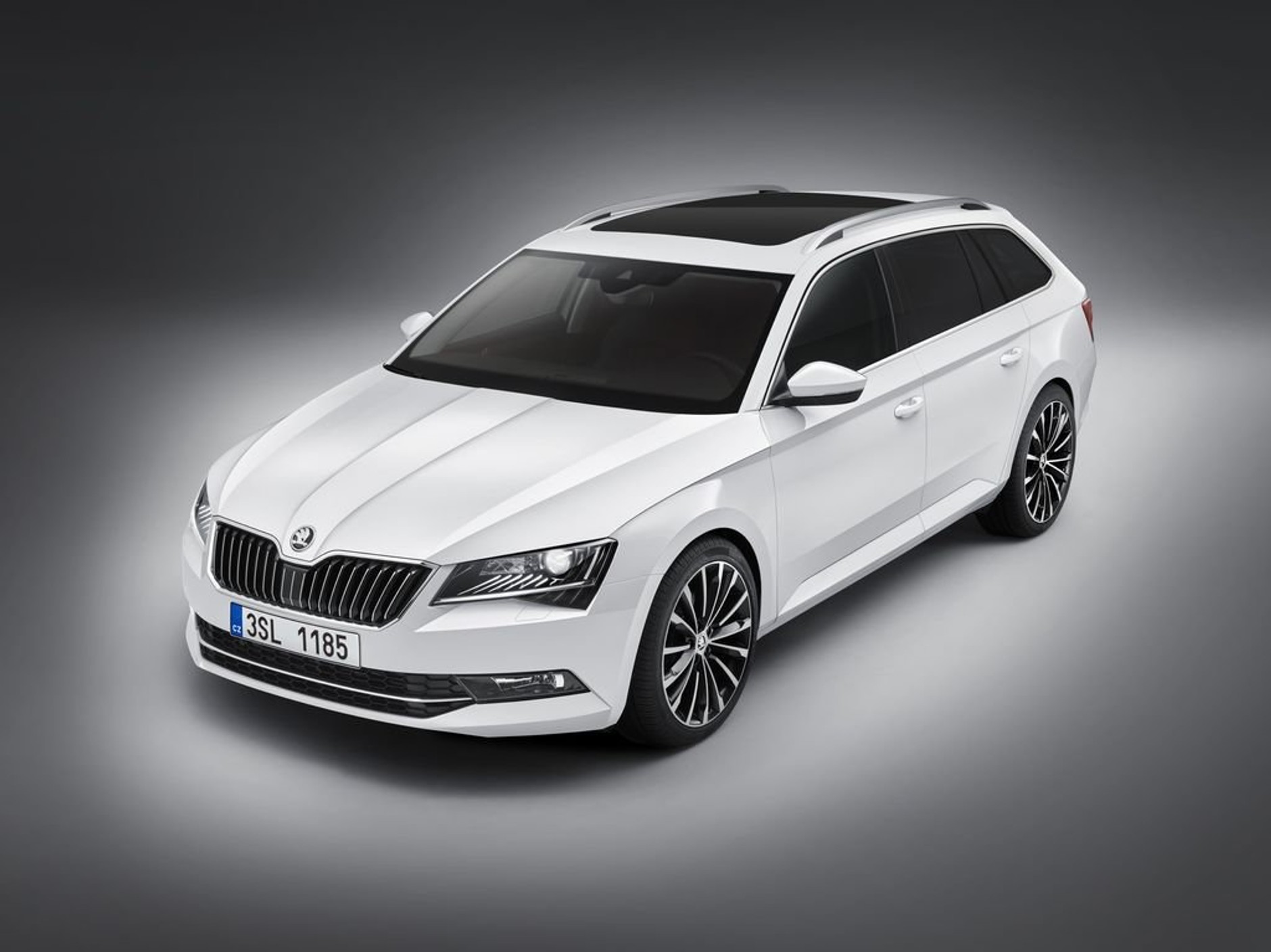 Nowa Skoda Superb Combi – pierwsze zdjęcia