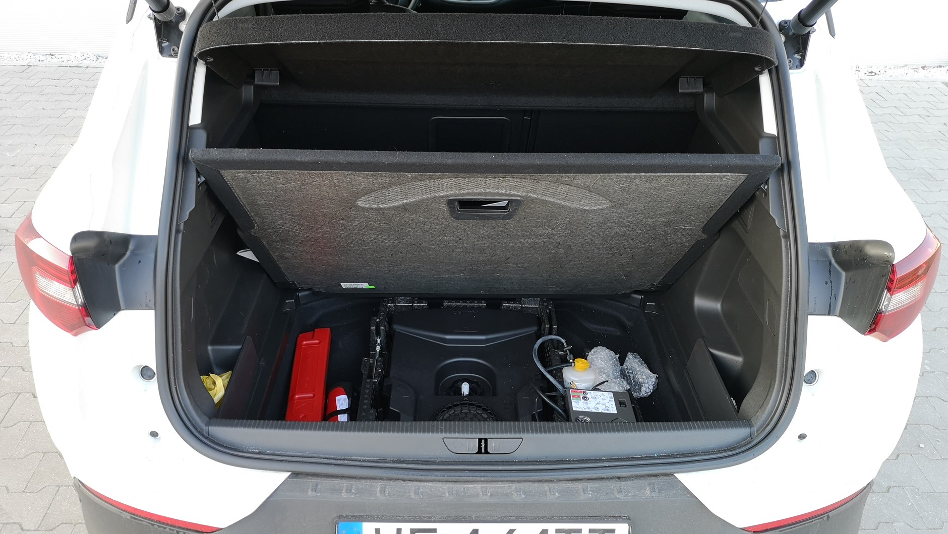 Opel Grandland X Ultimate - subwoofer zestawu Denon znajduje się pod podłogą bagażnika
