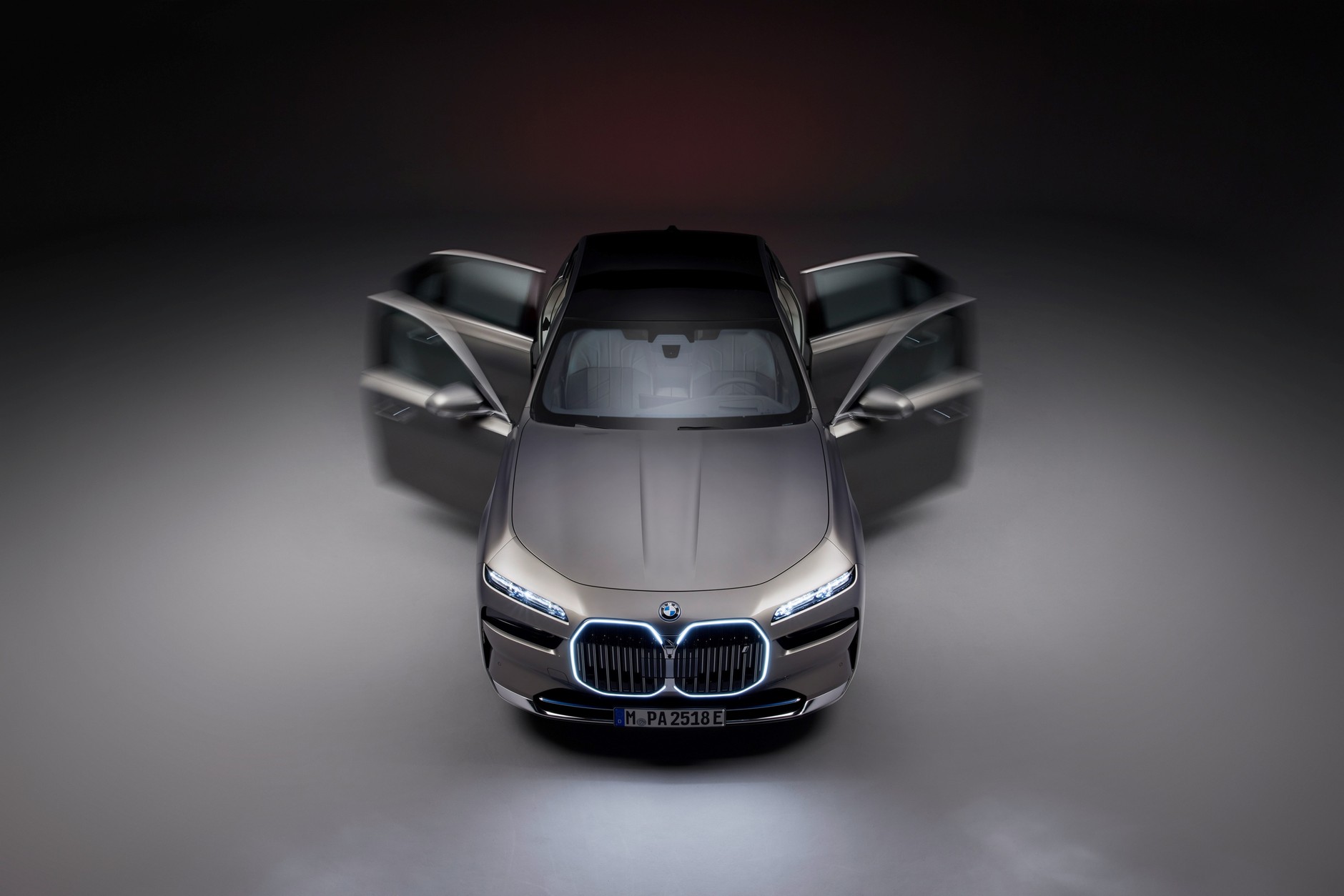 Dziś większość aut ma boczne drzwi zawieszone z przodu, jak to BMW serii 7 siódmej generacji.