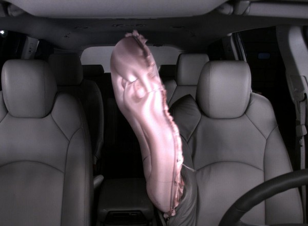 Pierwsza na świecie poduszka środkowo-przednia