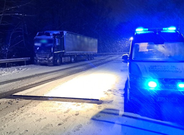 Zima zaskoczyła kierowcę, więc on zaskoczył inspektorów ITD. Nie dali się zwieść
