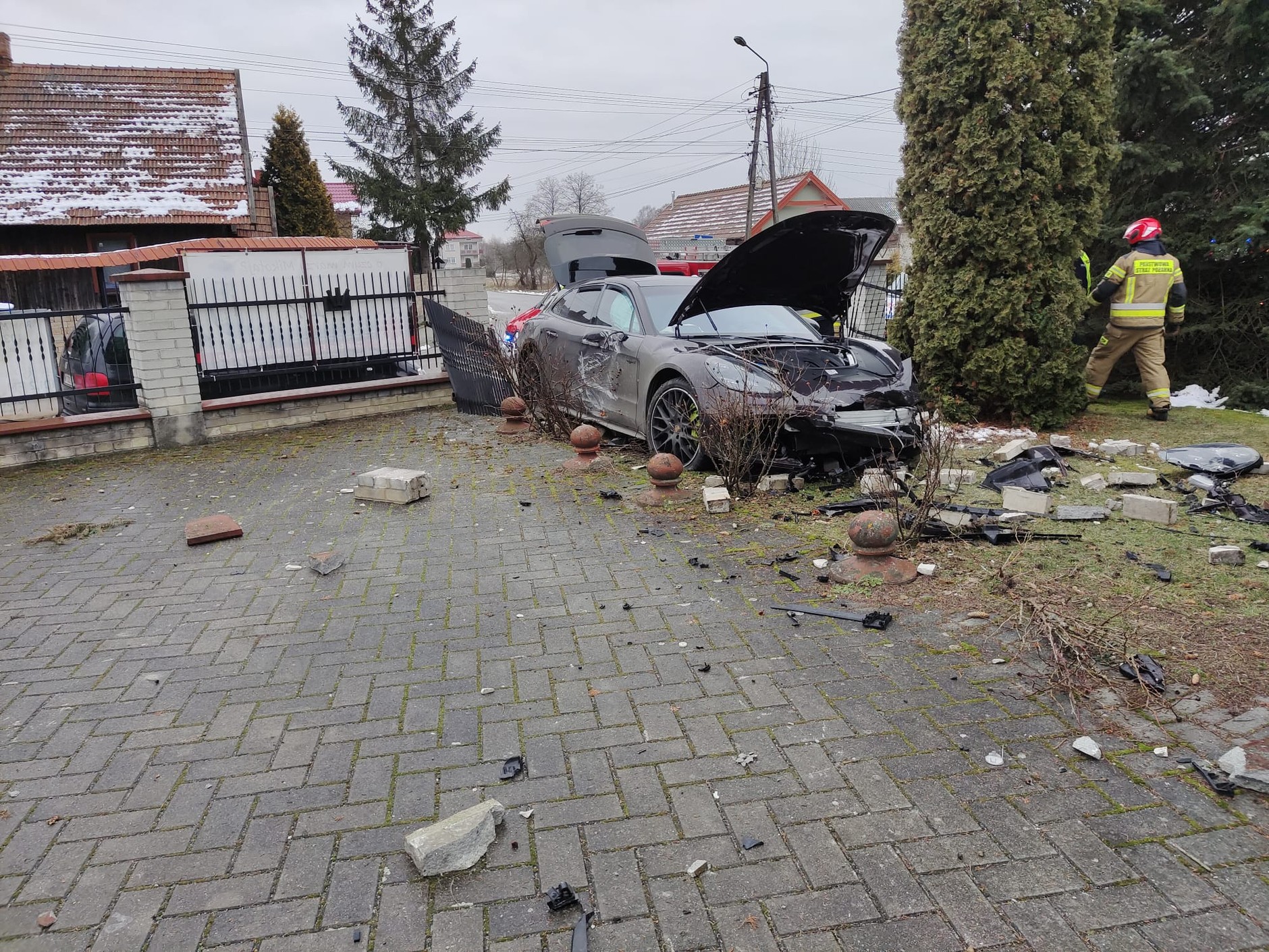 Spieszyli się do kościoła. Przebili się przez ogrodzenie plebanii