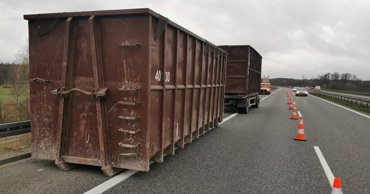 Kontenery porzucone na poboczu drogi S8