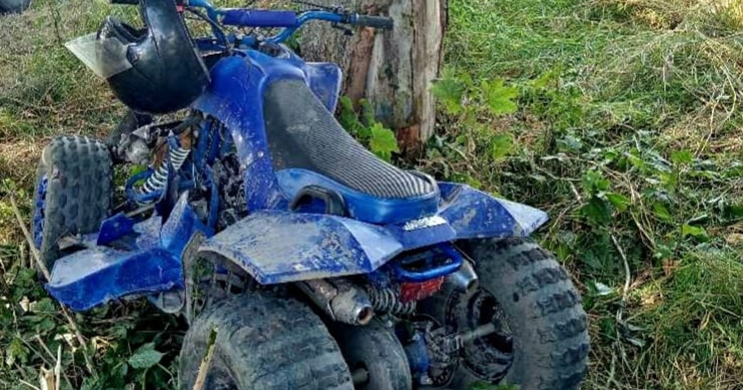 12-latek jadący na quadzie uderzył w drzewo> A czy w ogle powinien nim kierować?