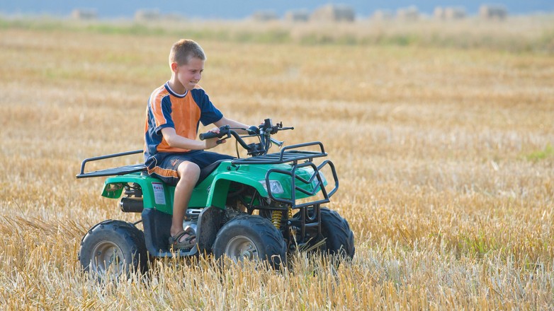 Quadem po polu: teoretycznie można bez prawa jazdy, jednak do czasu