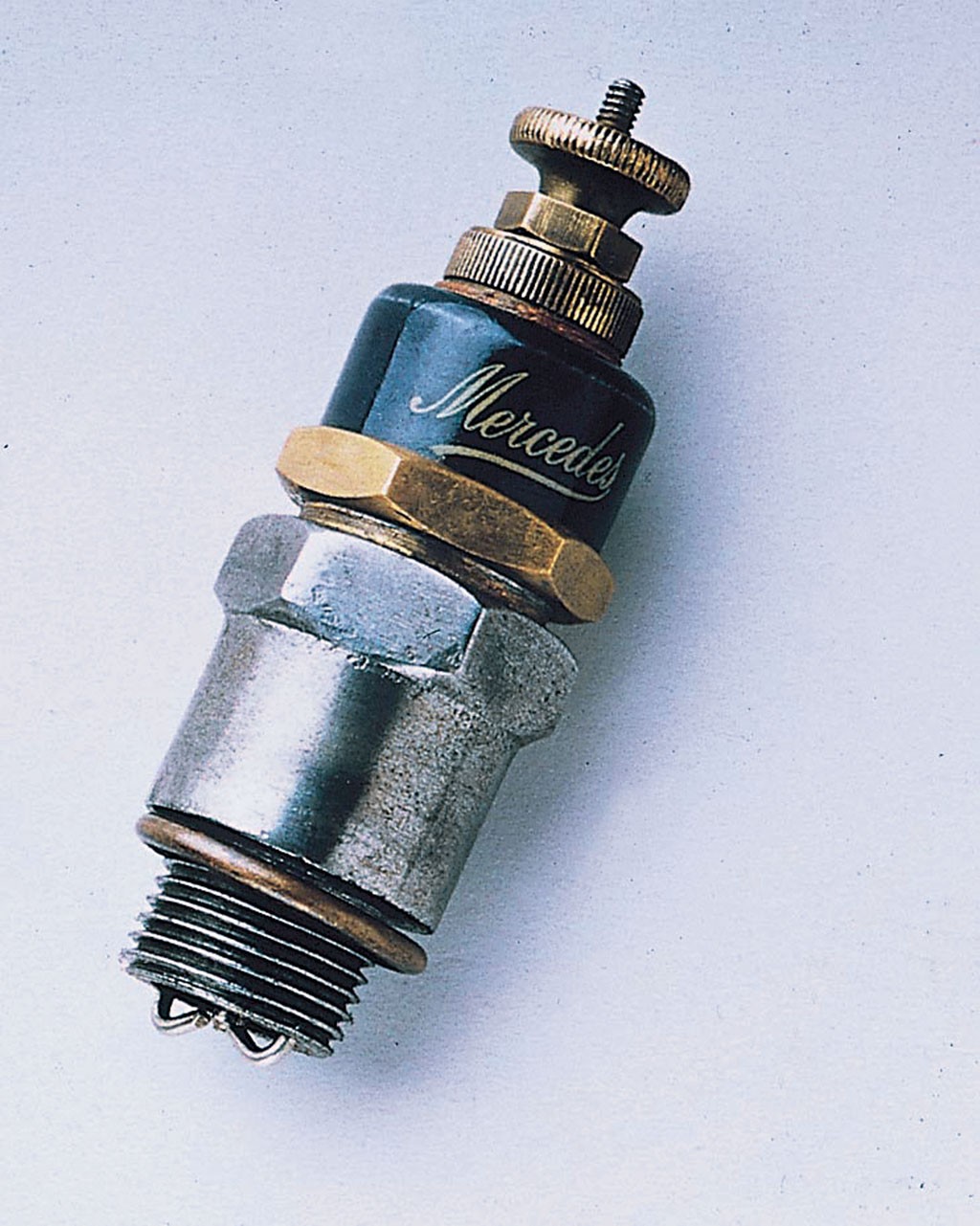 Wieloczęściowa świeca zapłonowa starego wyścigowego Mercedesa.