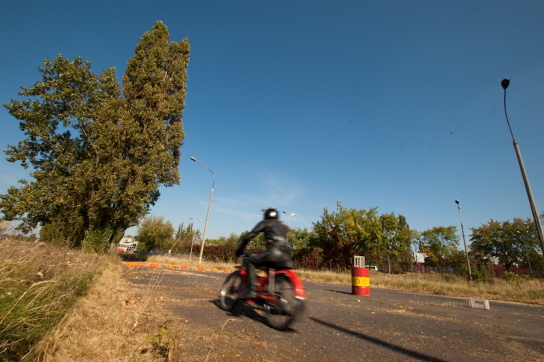 Polskie motocykle i samochody na torze FSO