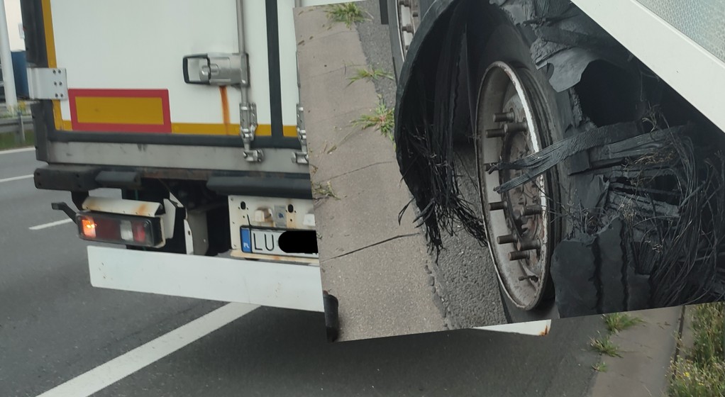 Odłamki z rozerwanej opony naczepy uszkodziły szybę oraz maskę osobówki, porysowały lakier