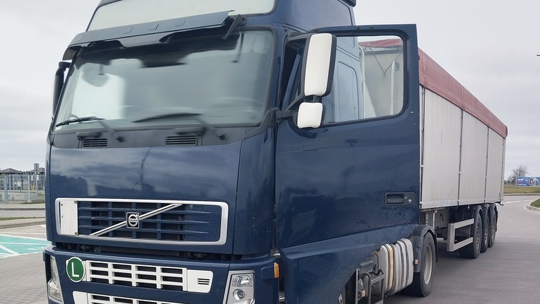 Kierowca ciężarówki manipulował działaniem tachografu. Na miejsce trzeba było wezwać policję