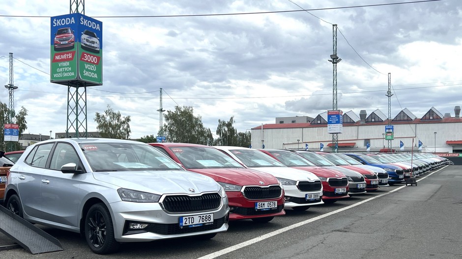Salon sprzedaży samochodów używanych AAA Auto w czeskiej Pradze w dzielnicy Dolni Chabry. Sekcja Skody