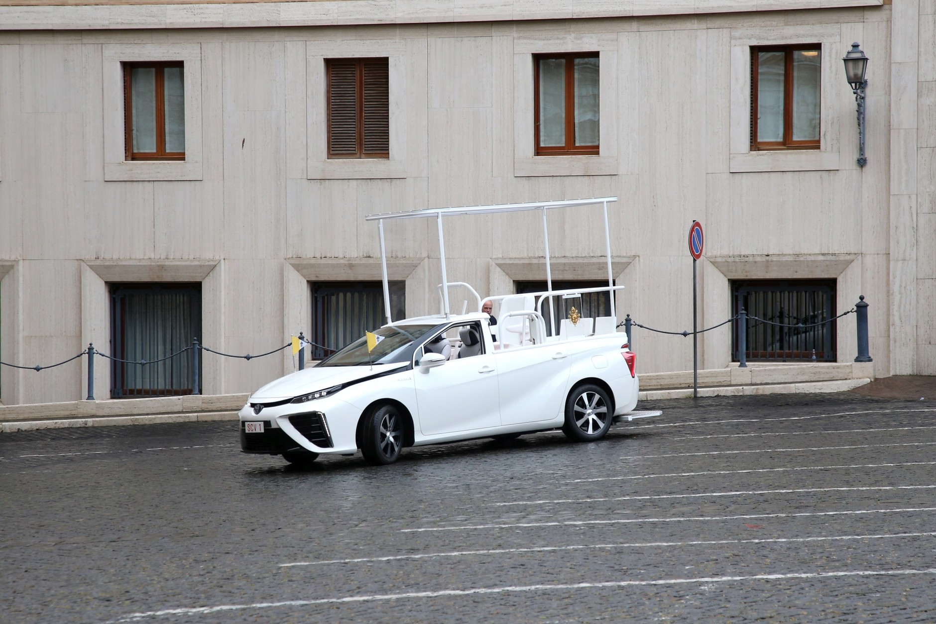 Toyota Mirai dla Papieża Franciszka